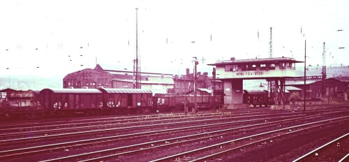 1967_Koblenz_Bahnhof_Stellwerk_Guterwagen_Guterzug.jpg