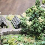 Jungsteinzeit_Langhaus_Siedlung_Dorf_Holzhutte_Ackerbau_Fischen_7000_Jahre_deutsche_Geschichte_Miniaturwunderland_Hamburg-3