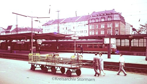 Mainz_ETA_176_Bahnhof_1967_Bahnsteig_Flugelsignal.jpg