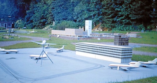 Saarbucken_1969_deutsch_franzosischer_Park_Flughafen_Hochhauser_60er_70er_JAhre.jpg