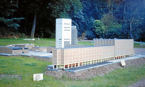 Saarbucken_1969_deutsch_franzosischer_Park_Hochhauser_60er_70er_JAhre.jpg