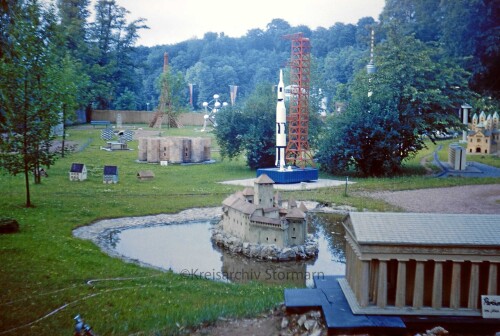 Saarbucken_1969_deutsch_franzosischer_Park_Weltraumrakete_Fernsehturm_Burgen.jpg