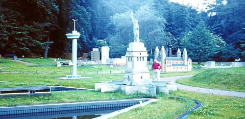 Saarbucken_Europapark_1969_deutsch_franzosische_Freundschaft_Freiheitsstatue_Hochhauser_Flughafen_Modellhauser.jpg