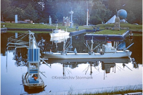 Saarbucken_Europapark_1969_deutsch_franzosische_Freundschaft_Modellschiffe_ferngesteuert_Modellhauser.jpg