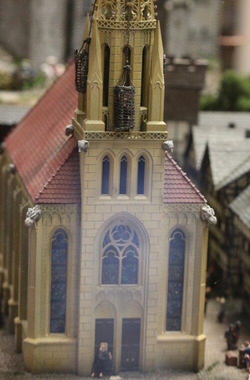 cc_Kirche_Gehangte_Tote_im_Kafig_spates_Mittelalter_fruhe_Neuzeit_deutsche_Geschichte_anhand_einer_Stadt_Miniaturwunderland_Miwula_Hamburg_H0-1.jpg