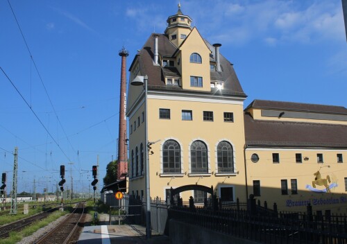 Augsburg_Brauerei_am_gleisseitg_Hauptbahnhof_Hbf_Bahnhof_2025_Aug.jpg