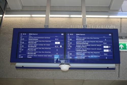 Augsburg_ZugzielanzeigeUnterfuhrung_zu_den_Gleisen_Empfangsgebaude_Hauptbahnhof_Hbf_Bahnhof_2025_Aug.jpg