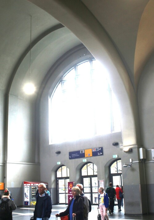 d_Koblenz_Hbf_Hauptbahnhof_Empfangshalle_Zugange-2.jpg