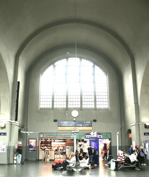 d_Koblenz_Hbf_Hauptbahnhof_Empfangshalle_Zugange-3.jpg