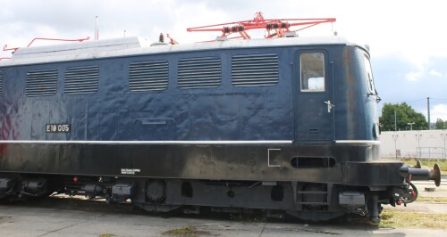 BR_110_003_E_10_stahl_blau_DB_Museum_Koblenz-2.jpg
