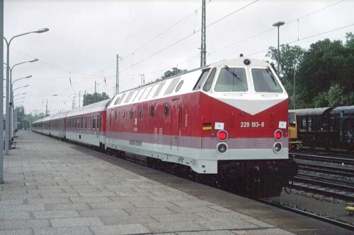 BR_229_DR_118_V_180_Ceucescous_Rache_Intercity_IC_Produktfarben_orientrot_Epoche_V_Bahngarfield_Christian.jpg
