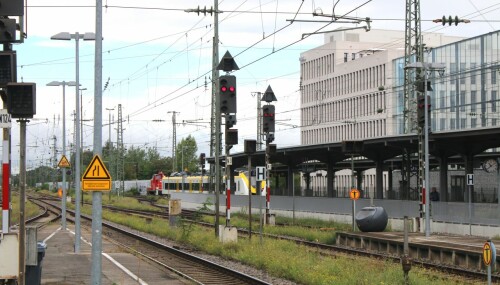 Karlsruhe_Hbf_Hauptbahnhof_Bahnsteighalle_a-0.jpg