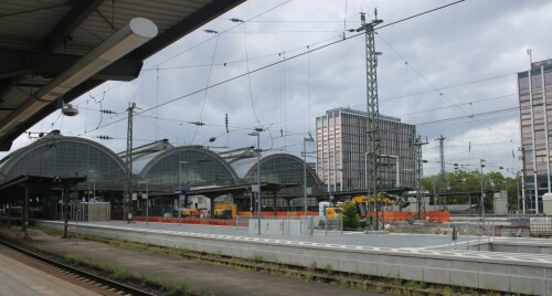 Karlsruhe_Hbf_Hauptbahnhof_Bahnsteighalle_a-1.jpg