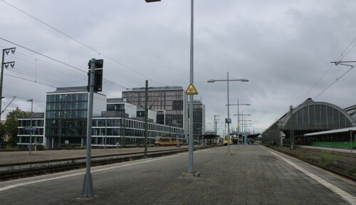Karlsruhe_Hbf_Hauptbahnhof_Bahnsteighalle_a-1f.jpg
