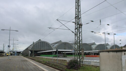 Karlsruhe_Hbf_Hauptbahnhof_Bahnsteighalle_a-2.jpg
