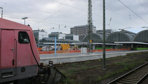 Karlsruhe_Hbf_Hauptbahnhof_Bahnsteighalle_a-2d.jpg