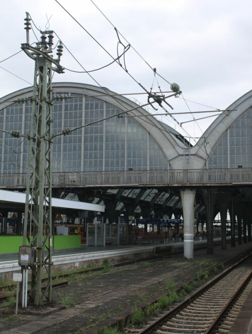 Karlsruhe_Hbf_Hauptbahnhof_Bahnsteighalle_a-3.jpg