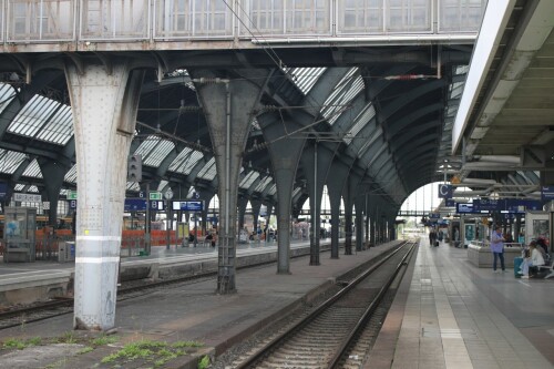 Karlsruhe_Hbf_Hauptbahnhof_Bahnsteighalle_b-1.jpg
