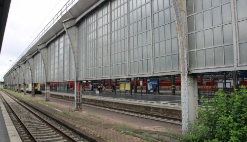 Karlsruhe_Hbf_Hauptbahnhof_Bahnsteighalle_c-1.jpg