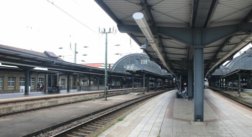 Karlsruhe_Hbf_Hauptbahnhof_Bahnsteighalle_d_Bahnsteigdach-2.jpg
