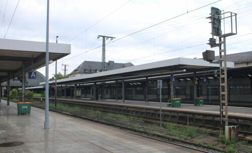 Karlsruhe_Hbf_Hauptbahnhof_Bahnsteighalle_e-1.jpg