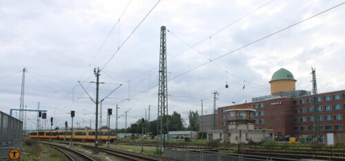 Karlsruhe_Strasenbahn_Wasserturm_am_Hauptbahnhof.jpg