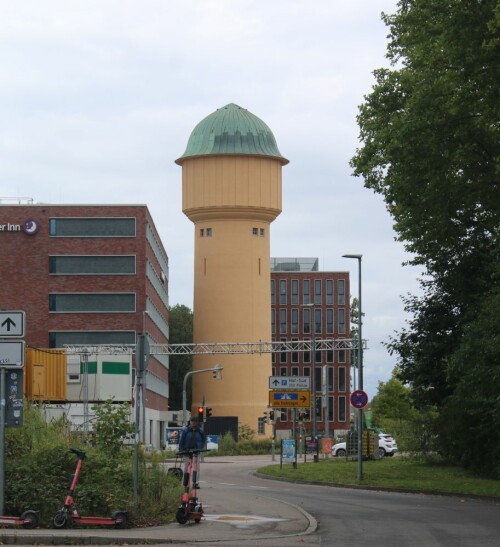 Karlsruhe_Wasserturm_am_Hauptbahnhof.jpg