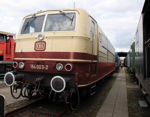 E_310_BR_184_003_ozeanblau_TEE_Trans_Europ_Express_IC_Lok_Intercity_rot_beige_Bahngarfield_Christian.jpg