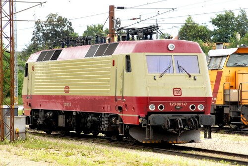 DSB_EA_3000_E-Lok_BR_123_TEE_Trans_Europ_Express_IC_Lok_Intercity_rot_beige_Bahngarfield_Christian.jpg