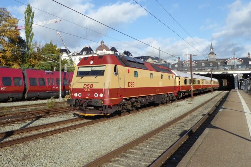 DSB_ME_1500_E-Lok_BR_123_TEE_Trans_Europ_Express_IC_Lok_Intercity_rot_beige_Bahngarfield_Christian---Kopie.jpg