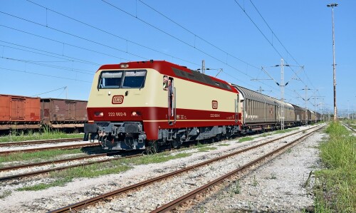 OSE_220_BR_120_Organismos_Sidirodromon_Ellados_Marklin_H0_Trans_Europ_Express_IC_Lok_Intercity_rot_beige_Bahngarfield_Christian.jpg