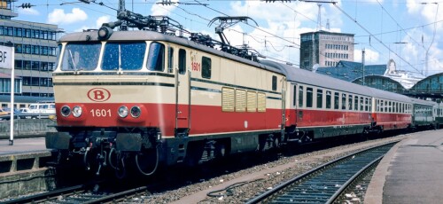 SNBCB_BB_16_1600_belgische_Staatsbahn_Roco_H0_Karton_alt_Piko_Trans_Europ_Express_IC_Lok_Intercity_rot_beige_Bahngarfield_Christian-1---Kopie.jpg