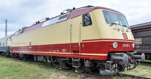 BR_120_005_Piko_Trans_Europ_Express_IC_Lok_Intercity_rot_beige_Bahngarfield_Christian_b---Kopie.jpg