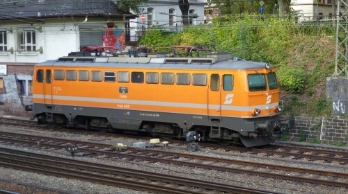 OBB_1142_Osterreichische_Bundesbahn_E-Lok_orange_Eurofima_Bahngarfield_Christian.jpg