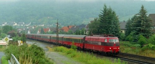 OBB_1003_BR_103_Eurofima_rot_schwarz_2_Bahngarfield_Christian.jpg