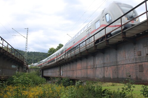 IC_Doppelstockwagen_BR_147_Tuttlingen_Bahnhof_Donau_Eisenbahnbrucke_2025_Sep-1.jpg