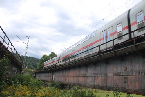 IC_Doppelstockwagen_BR_147_Tuttlingen_Bahnhof_Donau_Eisenbahnbrucke_2025_Sep-2.jpg