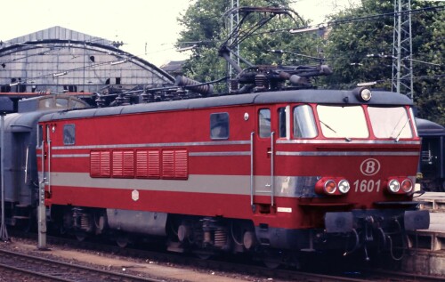 SNCB-Reihe_16_rot_belgische_Staatsbahn_SNCB_blau_bahngarfield_Christian.jpg