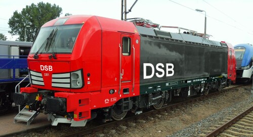 DSB_BR_103_Vectron_schwarz_rot_bahngarfield_Christian.jpg