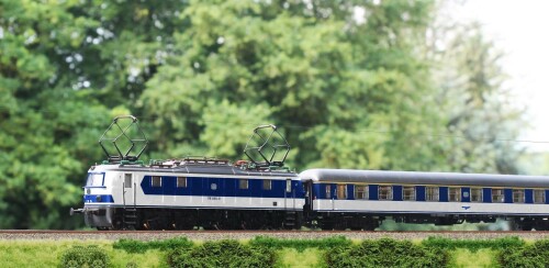 E_18_BR_118_DB_DRG_Pop_Art_Lackierung_Epoche_3_4_blau_S-Bahn_Munchen_ET_420-3.jpg