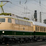 E_03_BR_103_TEE_Parsifal_Einholmstromabnehmer_gelb_blauer_Enzian_Rheinpfeil_Rheingold_F_21_Helvetica_chromoxydgrun-2