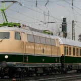 E_03_BR_103_TEE_Parsifal_Einholmstromabnehmer_grun_blauer_Enzian_Rheinpfeil_Rheingold_F_21_Helvetica_chromoxydgrun-2