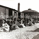 1900-Guterwaggons-aus-dem-der-polnischen-Stadt-Bromberg-stehen-auf-einem-Gleis-der-Hafenbahn-zwischen-den-Kaischuppen-des-Hubnerkais-vom-Grasbrookhafen-und-dem-Strandkai-der-Norderelbe