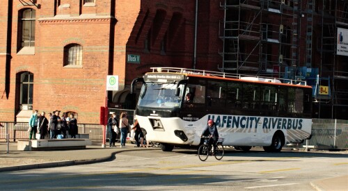 Hamburg_Hamburger-Hafen_202207_Speicherstad_Schwimmbus_Elbe.jpg