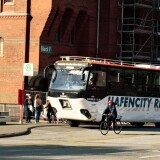 Hamburg_Hamburger-Hafen_202207_Speicherstad_Schwimmbus_Elbe