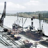 1880_Schweden_Athus_Kai_Hafen_Hafenbahn_Gleise_Guterwagen_Schiff_protalkran