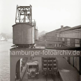 1930_Hamburger_HAfen_Hafenbahn_Halbportalkran_Kaiserka_Kaimauer_Kaischup.png