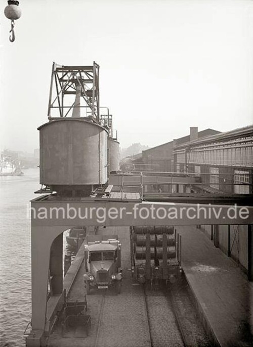 1934_Hamburger_HAfen_HafenbahnHalbportalkrane_Kaiserkai_Sandtorhafen.jpg