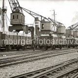 1950-Am-Holthusenkai-an-der-Norderelbe-verstauen-Hafenarbeiter-Papierholz-in-offene-Bahnwaggons-der-Baureihe-BRESLAU