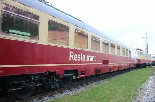 BR_110_E_10_Bugelfalte_TEE_Speisewagen_rot_beigeNordlingen_BW_bayrisches_Eisenbahnmuseum-3.jpg